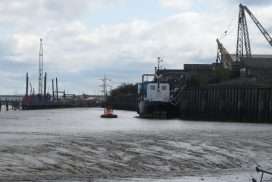 Hovercraft marine ecology survey of wharf infrastructure on banks of the Thames Estuary