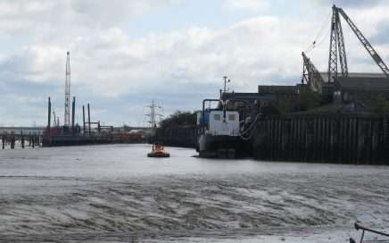 Hovercraft marine ecology survey of wharf infrastructure on banks of the Thames Estuary